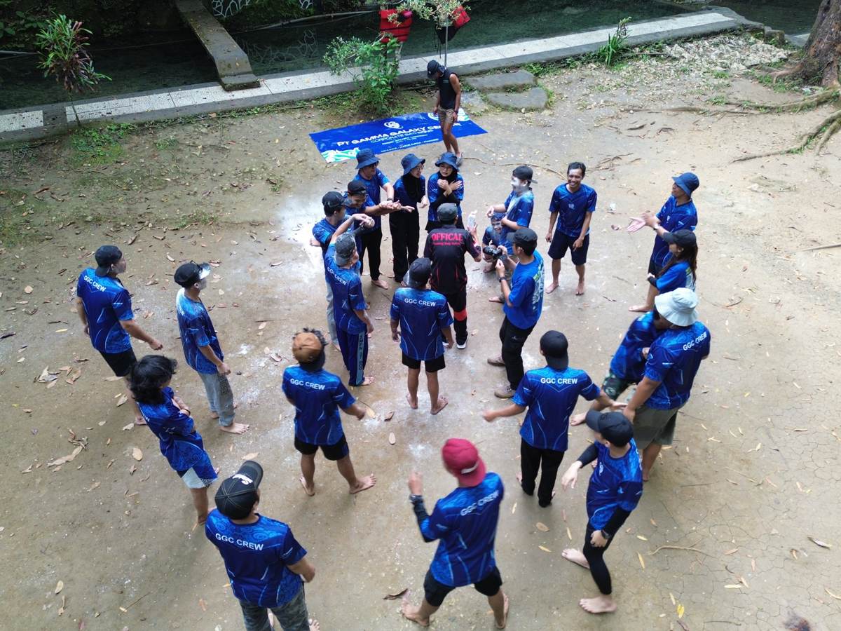 Team building karyawan bersama Loox Travel 4