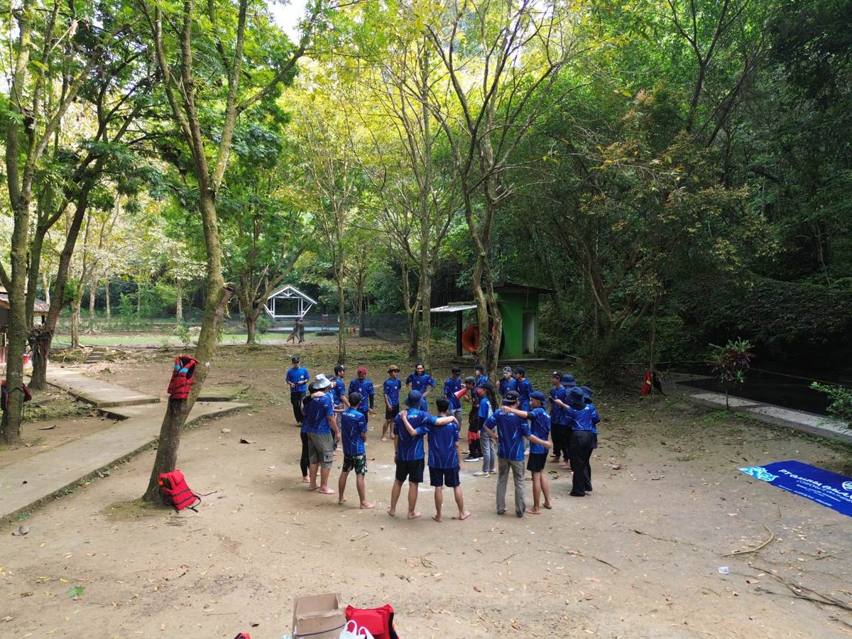 Team building karyawan bersama Loox Travel 2