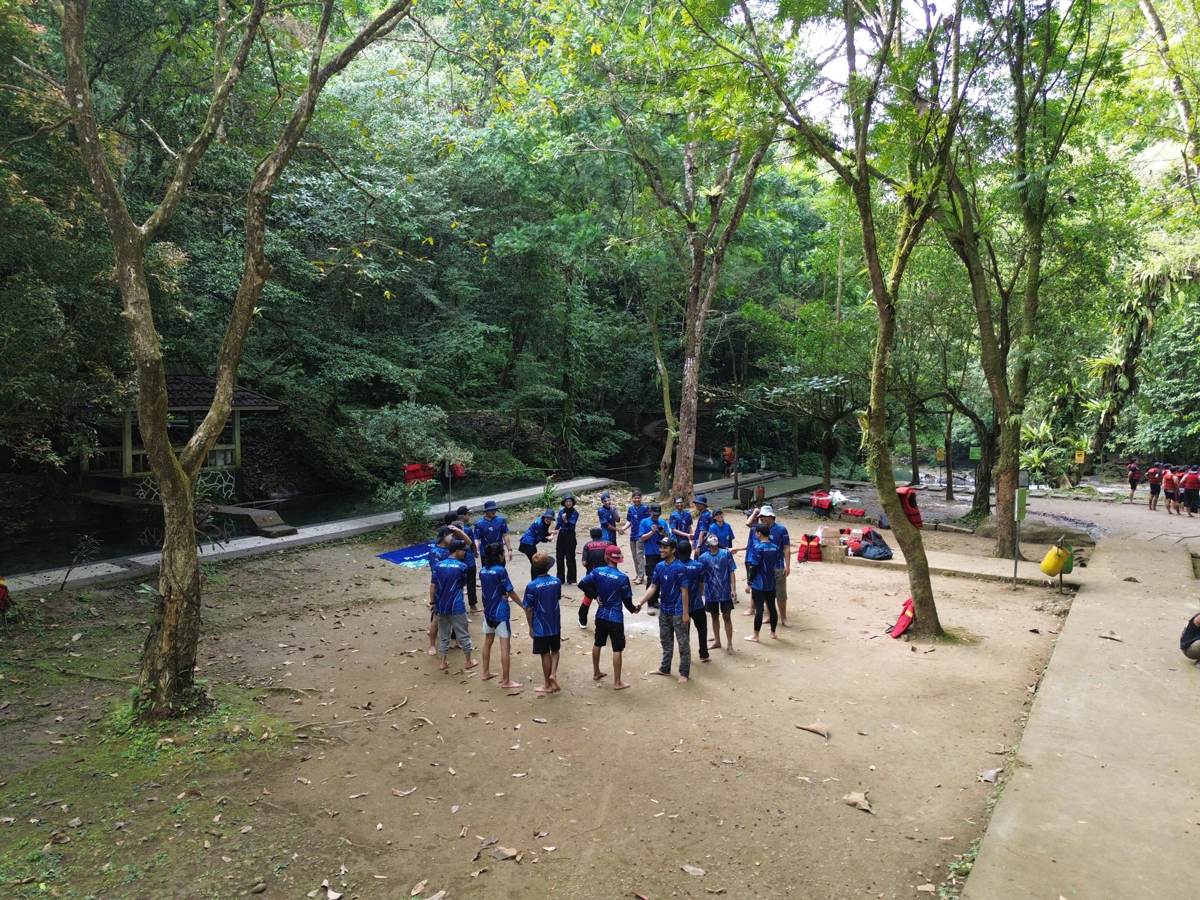 Team building karyawan bersama Loox Travel 1